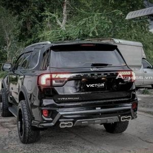 Body Ford Everest Victor - Thái Lan nhìn trực diện sau xe