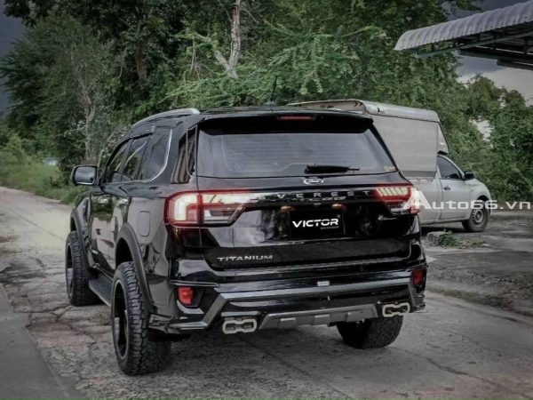Body Ford Everest Victor - Thái Lan nhìn trực diện sau xe
