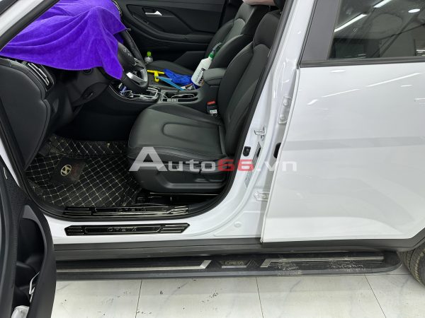 Bậc bước Hyundai Creta mẫu chỉ crom đơn giản lên xe hợp với thân xe trắng hổ trợ bước dễ dàn